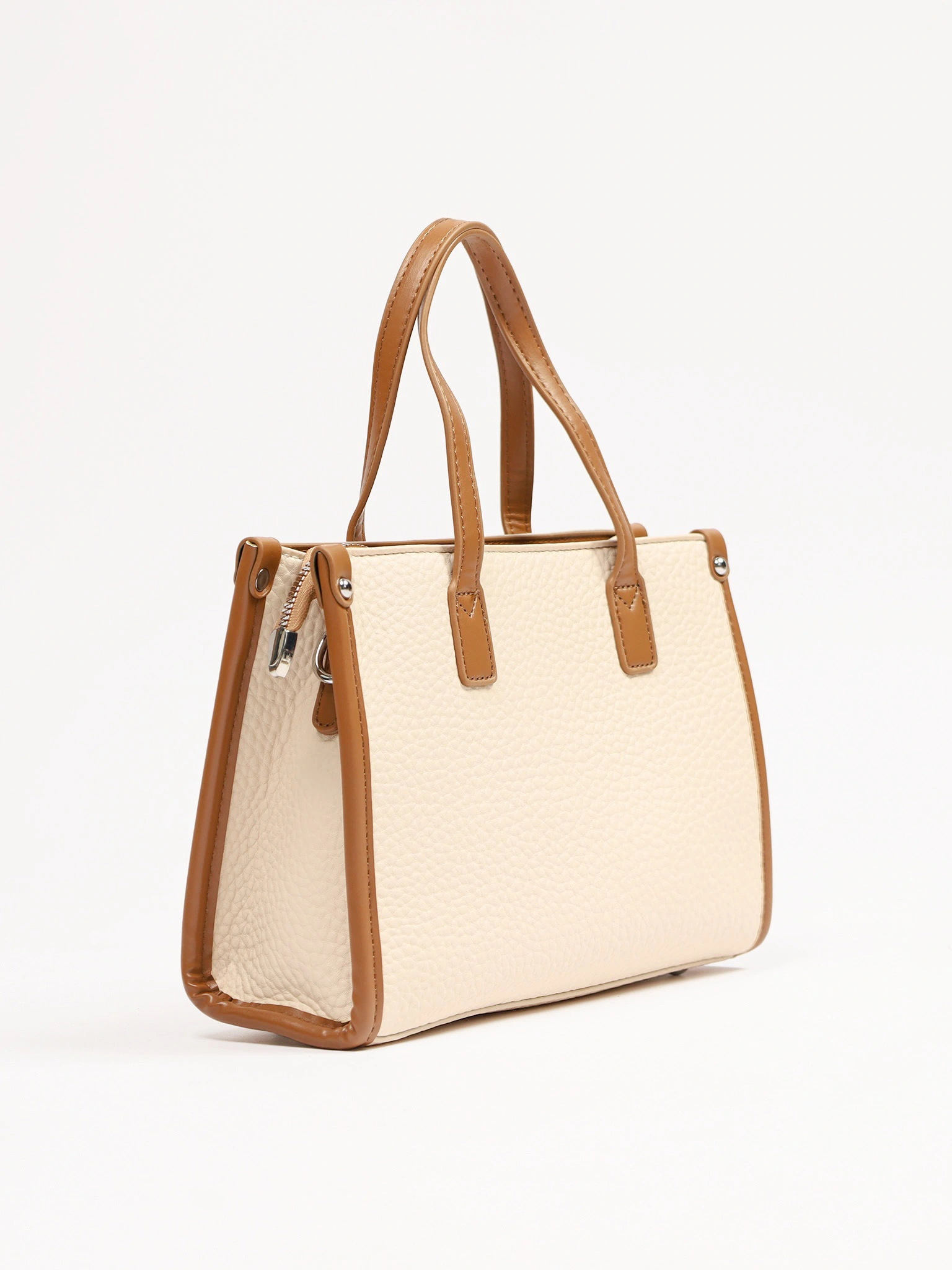 Сумка-тоут с декоративным брелком в ассортименте